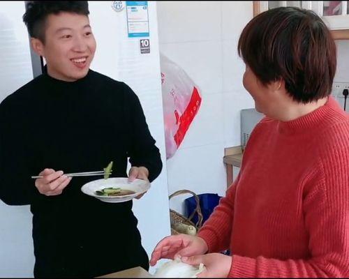 吃瓜男孩拍妈妈,温馨瞬间引发网友热议