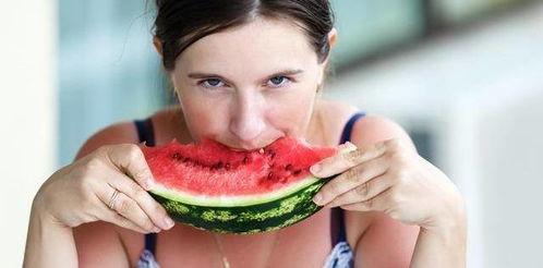 吃瓜不吃饭的女人,揭秘“吃瓜不吃饭”的现代女性生活